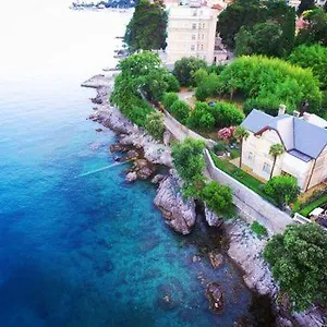By The Sea Apartman